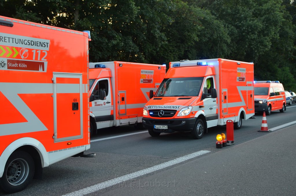 Einsatz BF Koeln Klimaanlage Reisebus defekt A 3 Rich Koeln hoehe Leverkusen P144.JPG